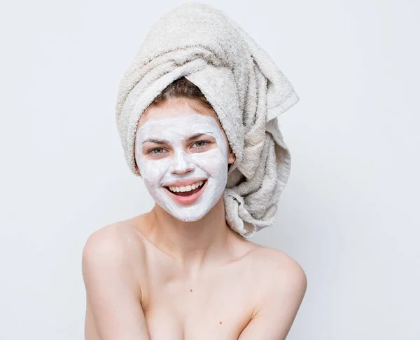 Wanita ceria dengan masker wajah bersih kulit kebersihan bahu telanjang — Stok Foto