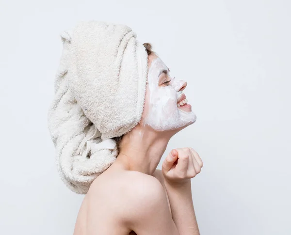 Wanita topeng wajah krim bahu telanjang kulit bersih — Stok Foto
