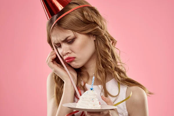 Mujer en gorra roja cumpleaños celebración pastel rosa fondo — Foto de Stock