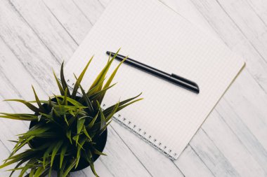 Kalem çiçekli not defteri. Ahşap masa üstü manzaralı.