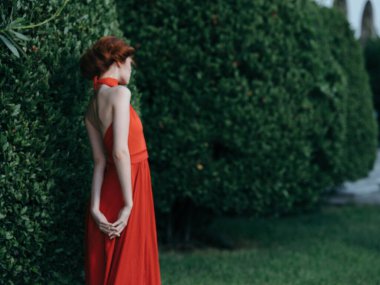 Oldukça çekici bir kadın dış mekan dekorasyonu yapıyor.