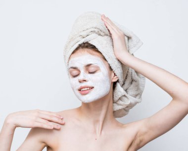 Çıplak omuzlu kadın yüz maskesi temiz cilt bakımı