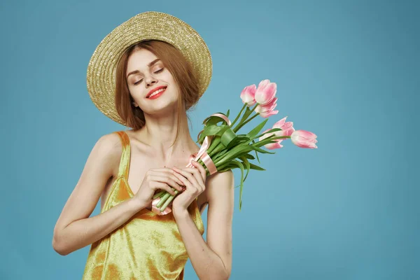 Bonito buquê mulher de flores glamour e luxo vestido dourado — Fotografia de Stock