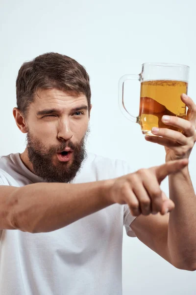 Gai homme tasse bière alcool ivre style de vie — Photo