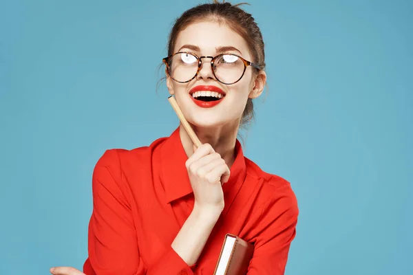 Mulher de negócios alegre vestindo óculos vermelho camisa secretário emoções — Fotografia de Stock