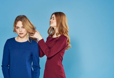 Farklı elbiselerle iki kadın stüdyo yaşam tarzına sarılıyor.