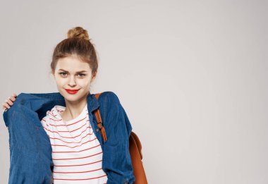 Neşeli moda kadın kıyafetleri sırt çantası kırmızı dudaklar eğlenceli gülümseme