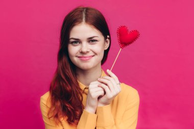 Kırmızı kalpli sevgililer günü kadını.