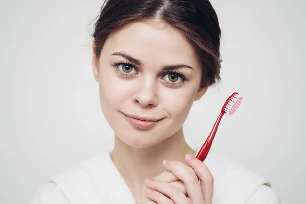 Mulher barata em roupão branco escova de dentes higiene no close-up manhã — Fotografia de Stock