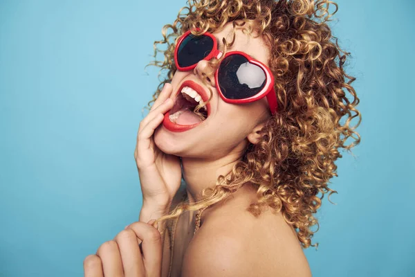 Красива жінка Широкий відкритий рот емоції сміються серцеві окуляри — стокове фото