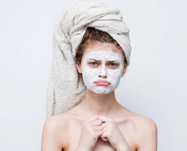 Hezká žena s ručníkem na hlavě tvář maska nahá ramena atraktivní vzhled — Stock fotografie
