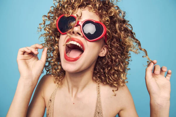 Жінка Широкий відкритий рот і окуляри кучеряве волосся — стокове фото