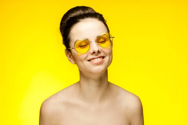 Emocional morena nua ombros reunidos cabelo em um pão — Fotografia de Stock