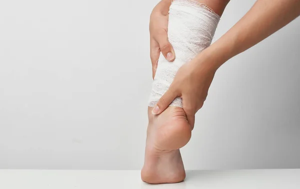 Summer injury female leg bandage health problems pain — Stock Photo, Image