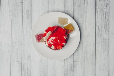 tatlı yuvarlak pasta kırmızı kadife tatlı aperatif ahşap arka plan