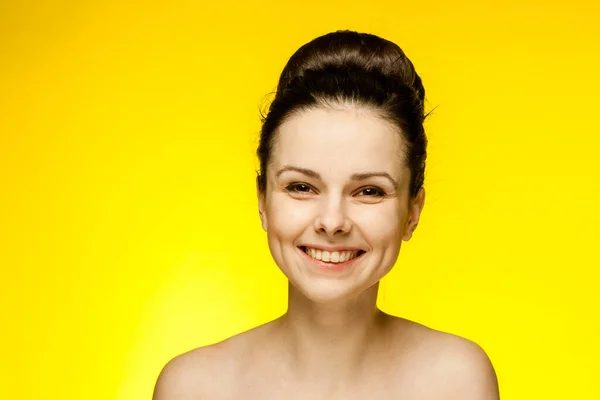 Emotionale Frau mit nackten Schultern trägt Modebrille gerafftes Haar gelb Hintergrund — Stockfoto