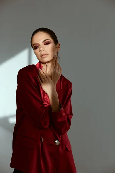 Mulher em blazer vermelho moda glamour modelo de cosméticos — Fotografia de Stock