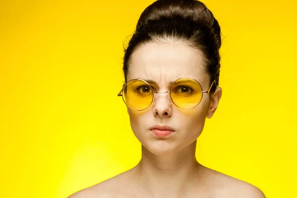 Привлекательная женщина с голыми плечами желтые очки изолированный фон — стоковое фото
