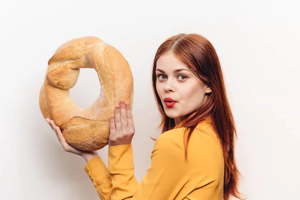 Mąka produkt okrągły bochenek chleba i emocjonalnej kobiety w żółtej koszuli — Zdjęcie stockowe