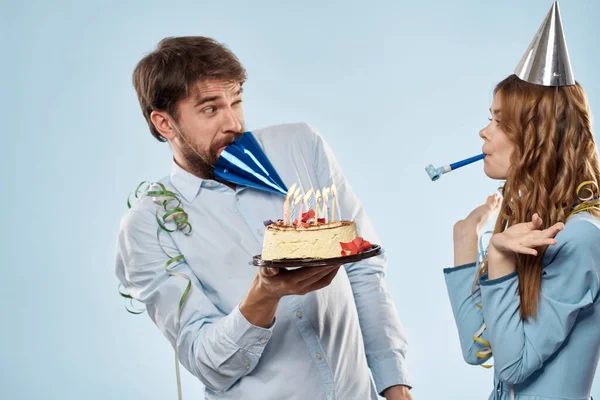 Pastalı duygusal adam ve güzel kadın parti disko mavi arka planı — Stok fotoğraf