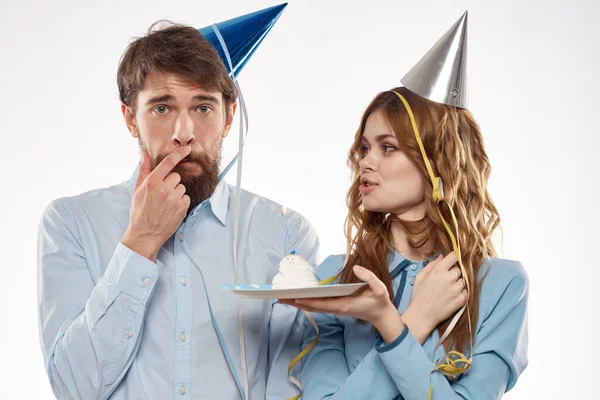 Joyeux homme et joyeuse femme gâteau de vacances anniversaire cap partie d'entreprise jeunes — Photo