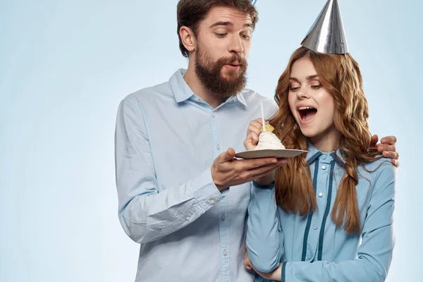Narozeninový dort se svíčkou muž a žena firemní večírek zábavná dovolená — Stock fotografie