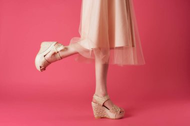 Kadın ayakları çekici moda zarif pembe arka plan