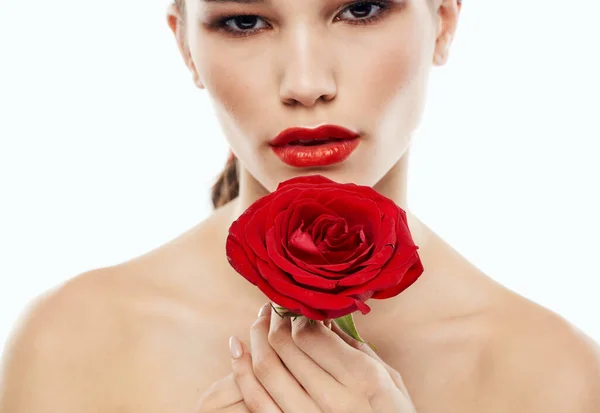 Retrato de uma mulher com sombra de olho de flor vermelha nas pálpebras maquiagem sobrancelha lábios vermelhos — Fotografia de Stock