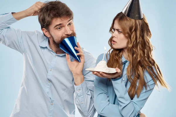 Joyeux homme et femme avec gâteau dans une assiette fête d'entreprise fond bleu — Photo