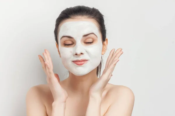 Femme avec masque crème visage soin de la peau épaules nues soins spa — Photo