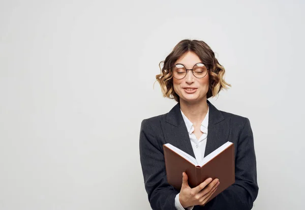 Donna in abito classico con occhiali da libro aperti sul viso vista ritagliata — Foto Stock