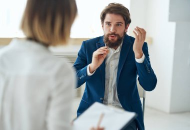 Sorunlu tedavinin psikolojik danışmanlık teşhisinde duygusal bir adam var.