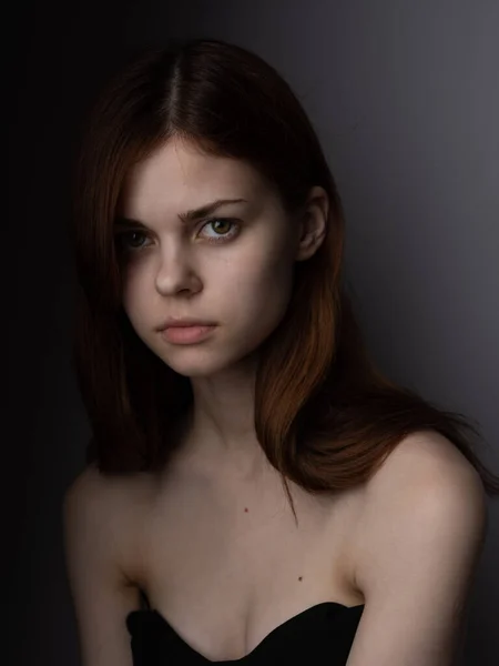 Roodharige vrouw met bared schouders portret close-up donker achtergrond model — Stockfoto
