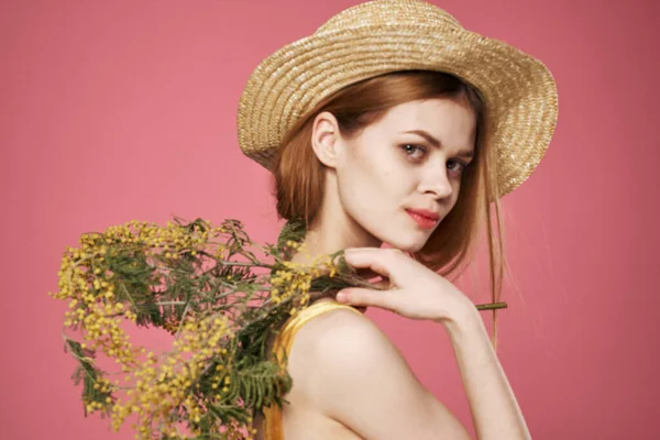 Elegantní žena na sobě mimosa kytice klobouk dárek dovolená životní styl — Stock fotografie