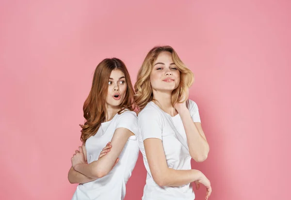 Leuke vriendinnen socialiseren levensstijl Vriendschap bijgesneden uitzicht roze achtergrond — Stockfoto