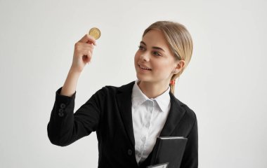 Kadın ceketli Kripto Para Birimi Bitcoin yöneticisi finans e-ticaret ekonomisi