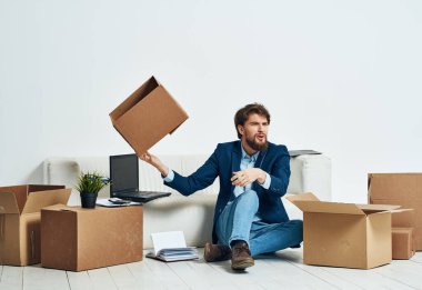 İş adamı kutuları, yaşam tarzı eşyalarla dolu.