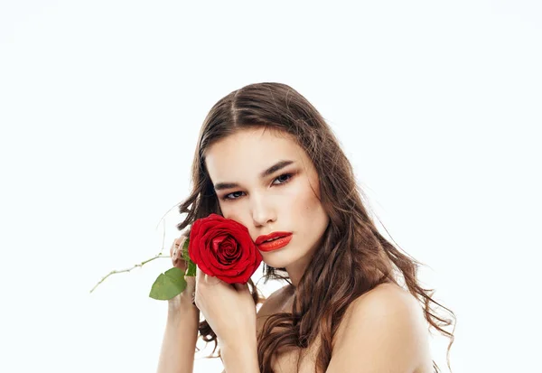 Charmante Frau mit roter Rose, brünette Sonnenbrille — Stockfoto