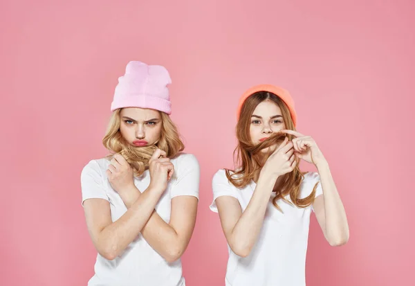 Duas namoradas roupas da moda diversão e alegria estilo de vida fundo rosa — Fotografia de Stock