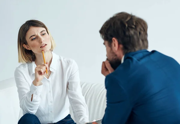 Donna sul divano e fare un uomo in giacca e cravatta Comunicare il lavoro di comprensione reciproca — Foto Stock