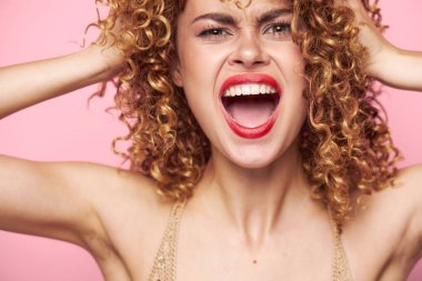 Güzel kız. Güzel kız. Kırmızı dudaklar. 