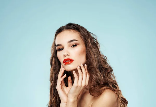 Schöne brünette rote Lippen entblößte Schultern sexy Frau Modell — Stockfoto