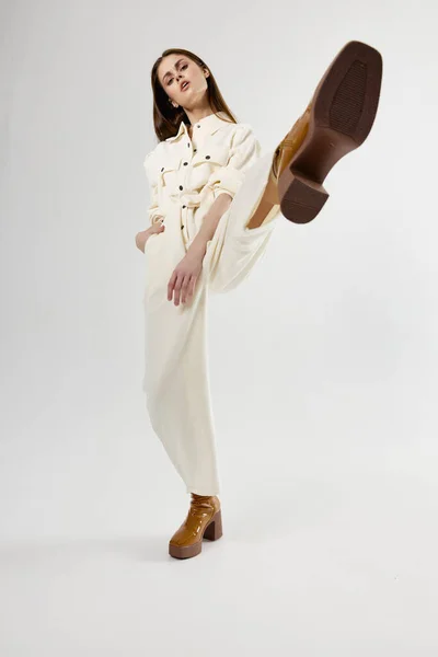 Жінка модна жінка з піднятими ногами студія ізольований фон — стокове фото