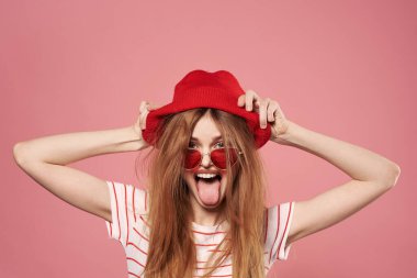 Güneş gözlüğü stüdyosu olan kırmızı şapkalı güzel bir kadın.