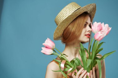 Kadın buketi çiçekler lüks bayram hediyesi mavi arka plan