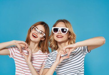 duygusal kız arkadaşlar iletişim sevinç yaşam tarzı mavi arka plan