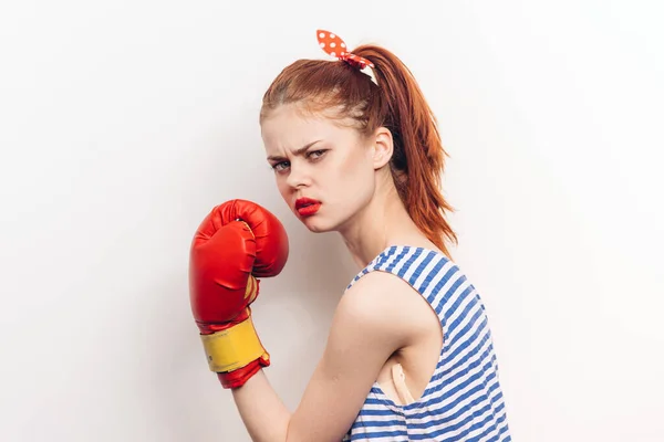 Femme en jersey rayé gants de boxe entraînement fond clair — Photo