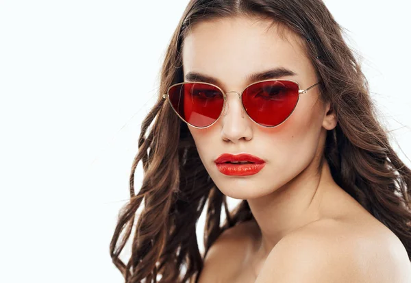 Modelo de mulher romântica em óculos em um fundo leve close-up — Fotografia de Stock