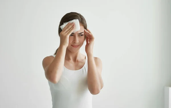 Mulher limpando o rosto com um lenço sensação mal-estar frio — Fotografia de Stock