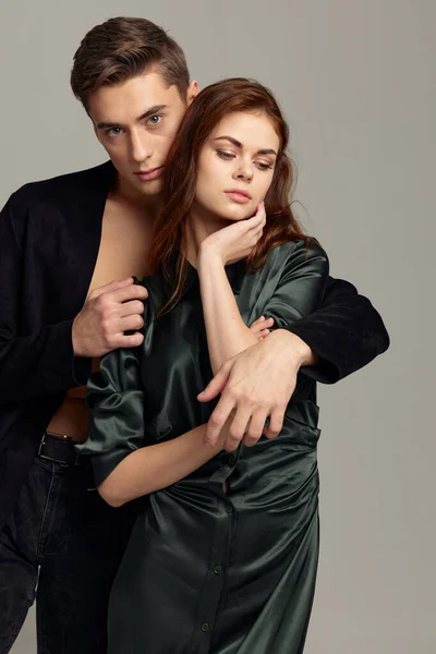 Hombre abraza mujer lujo elegante estilo atractivo glamour moda —  Fotos de Stock